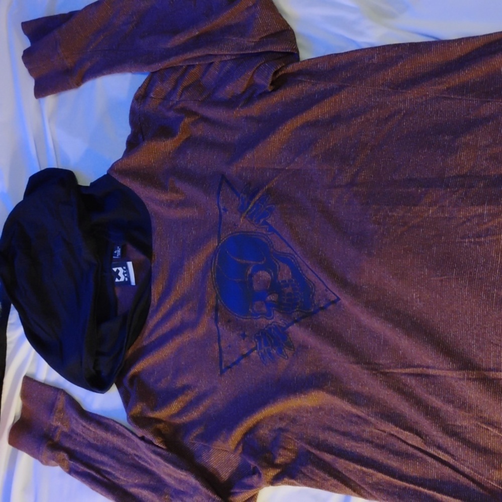 Men's hooded long sleeve tee